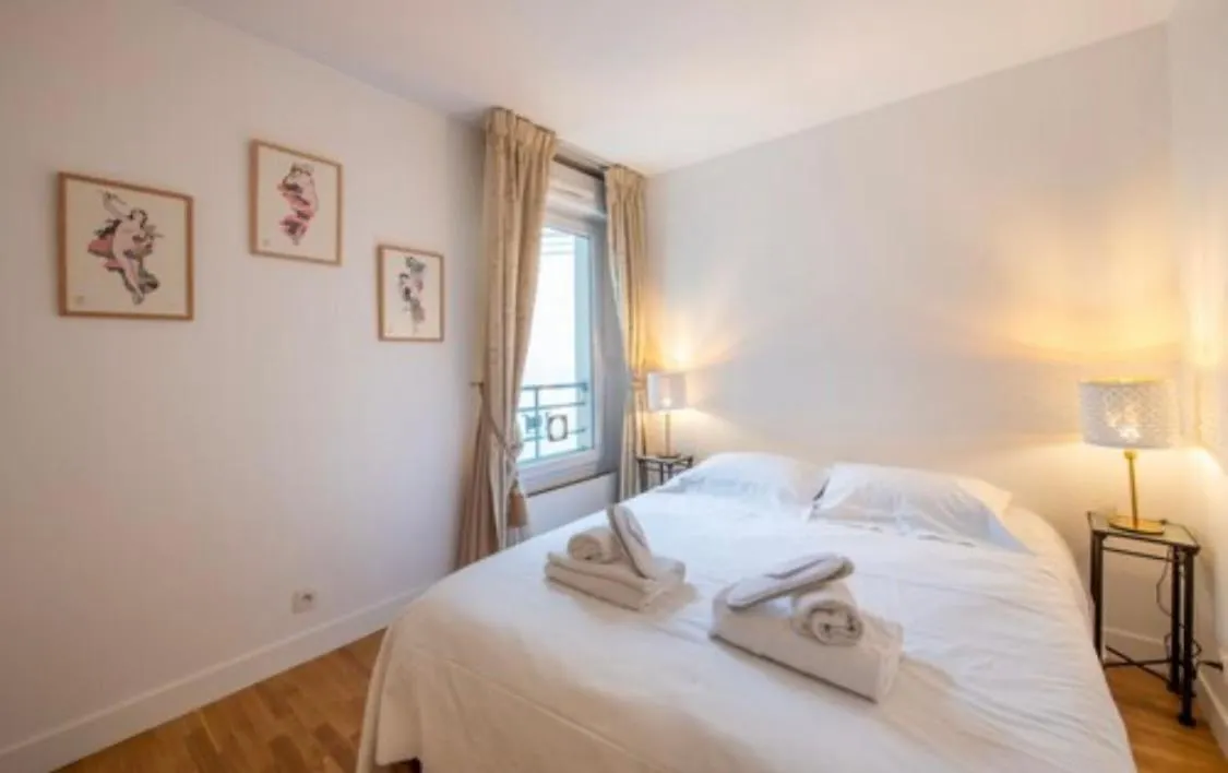 Un Ptit Soleil A Paris Apartment