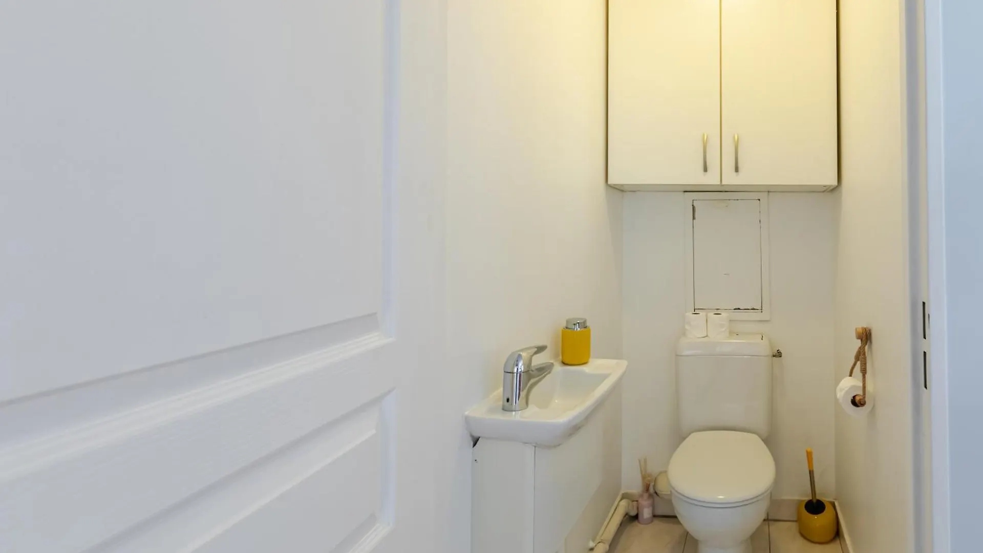 Un Ptit Soleil A Paris Apartment France