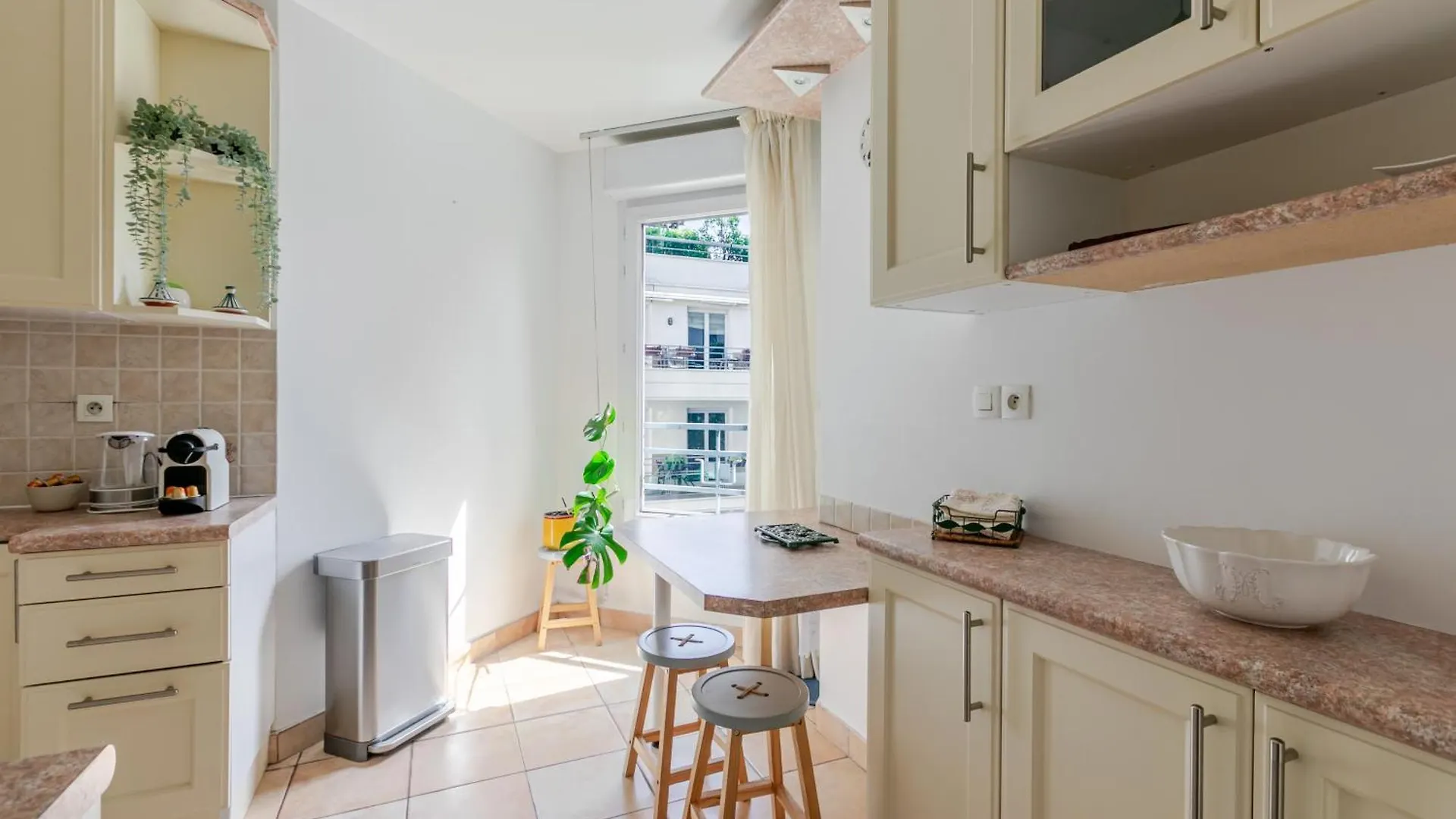 Un Ptit Soleil A Paris Apartment France