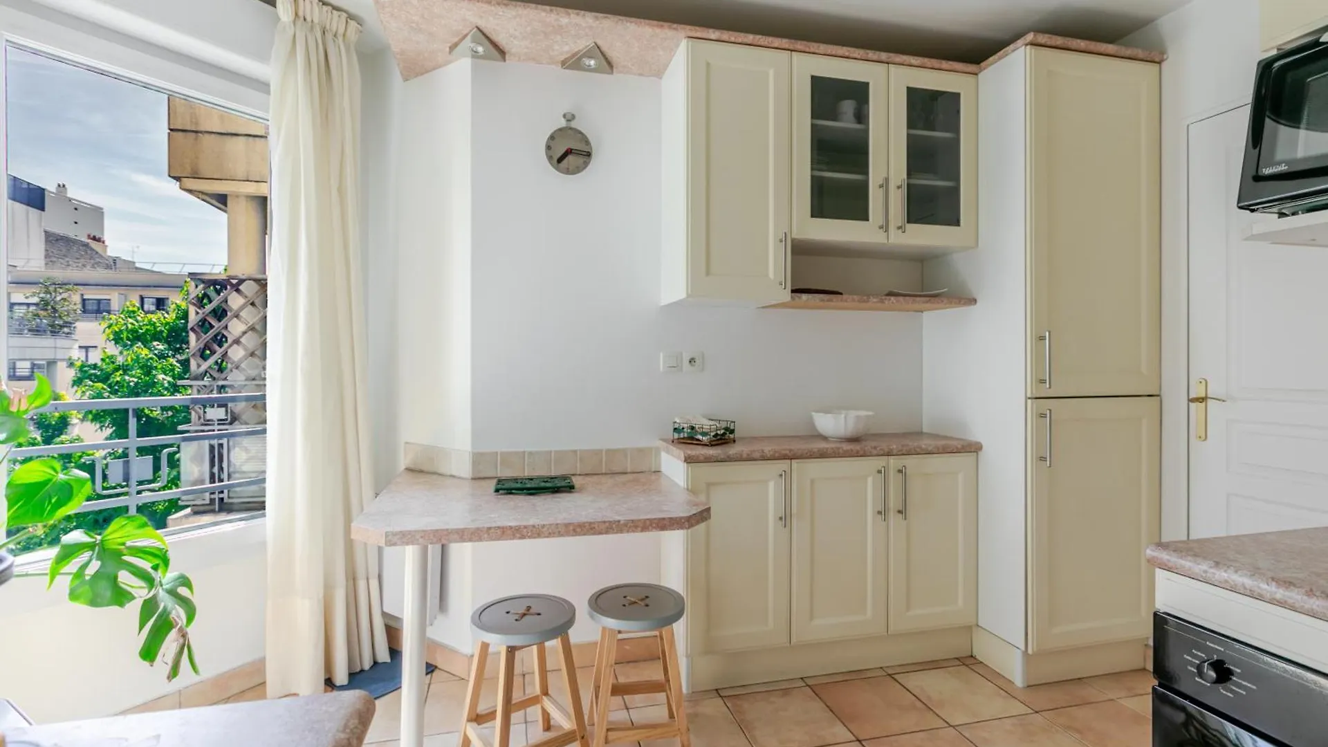 Un Ptit Soleil A Paris Apartment